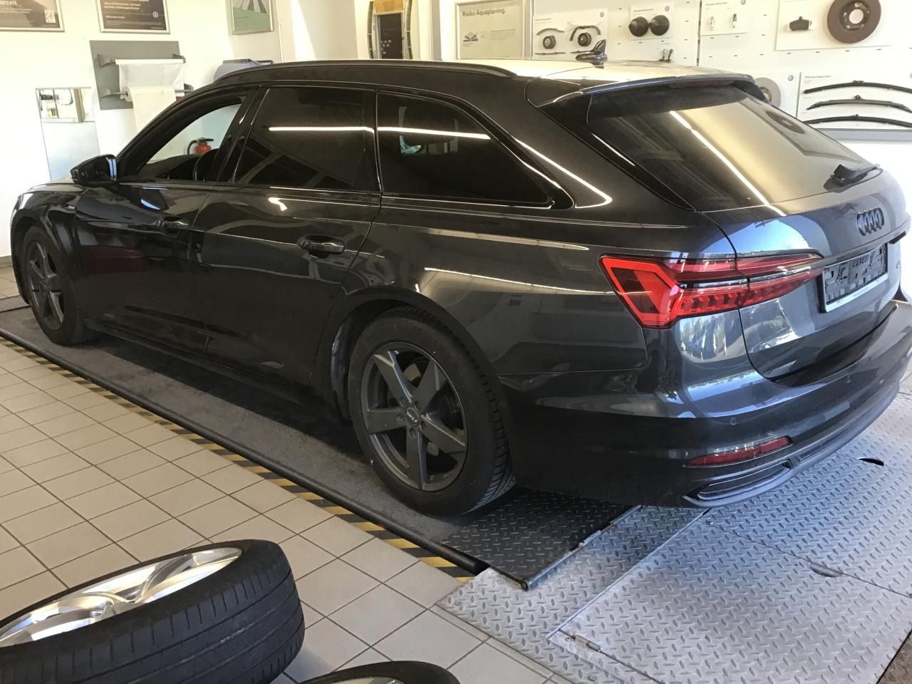 Fahrzeugabbildung Audi A6 Avant 45 TDI quattro S tronic S-Line |Matrix