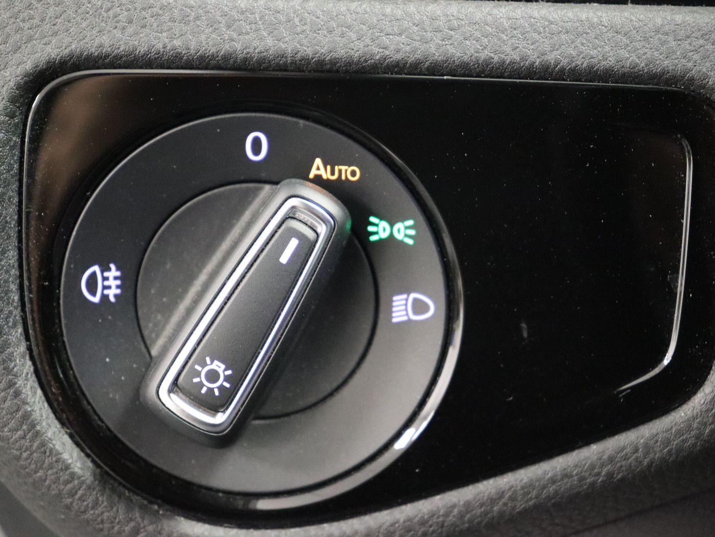Fahrzeugabbildung Volkswagen Golf VII 1.5 TSI Highline R-LINE Navi LED 17Zoll