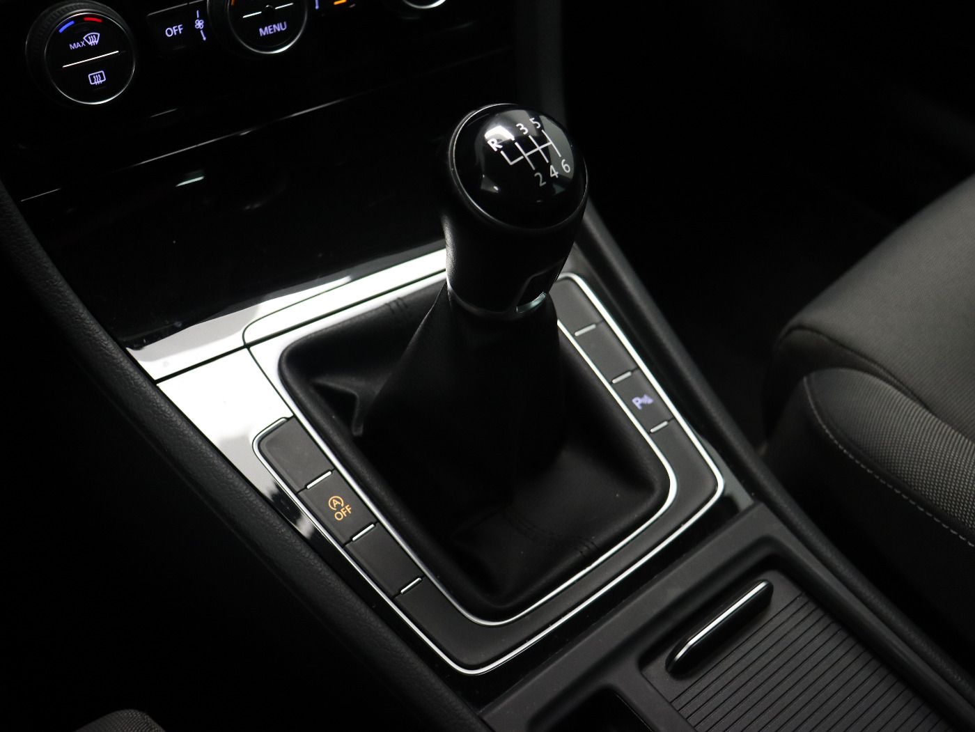 Fahrzeugabbildung Volkswagen Golf VII 1.5 TSI Highline R-LINE Navi LED 17Zoll