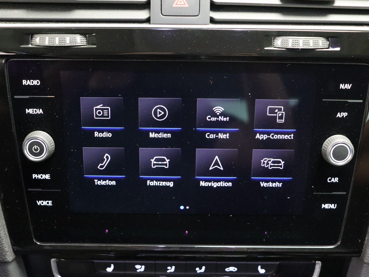 Fahrzeugabbildung Volkswagen Golf VII 1.5 TSI Highline R-LINE Navi LED 17Zoll