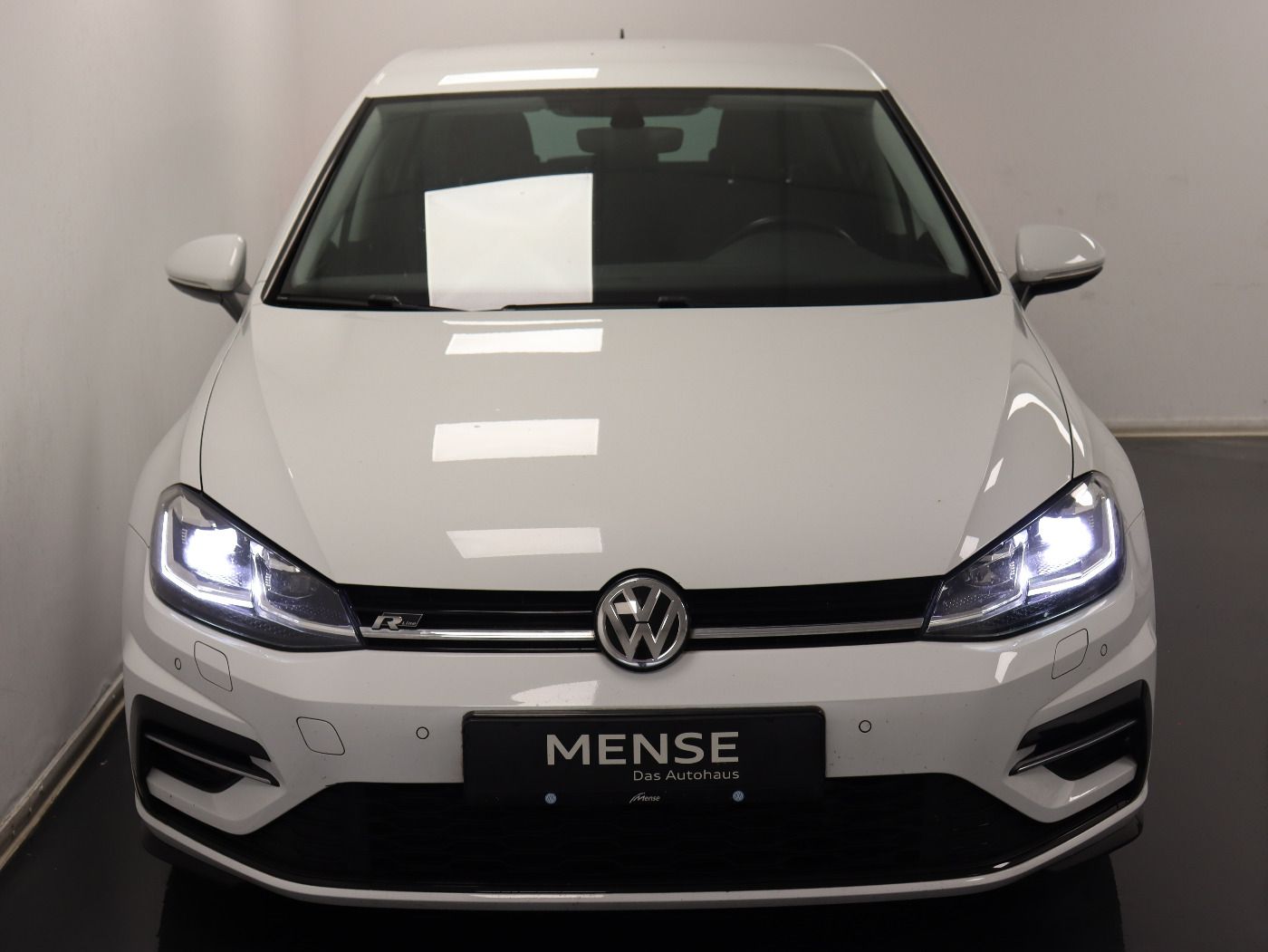 Fahrzeugabbildung Volkswagen Golf VII 1.5 TSI Highline R-LINE Navi LED 17Zoll