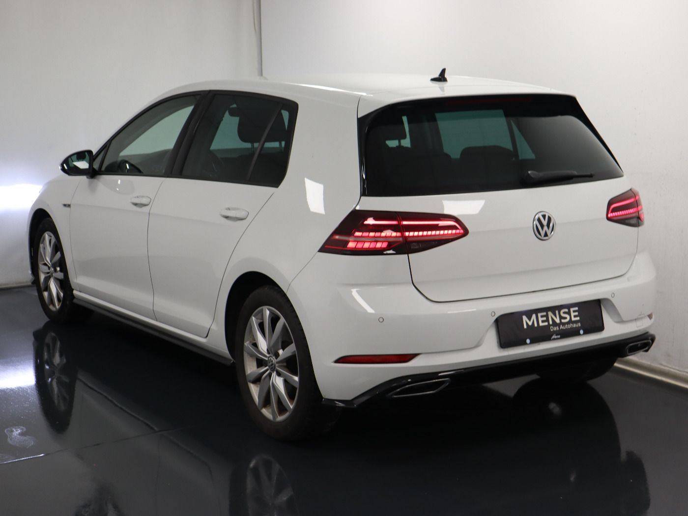 Fahrzeugabbildung Volkswagen Golf VII 1.5 TSI Highline R-LINE Navi LED 17Zoll