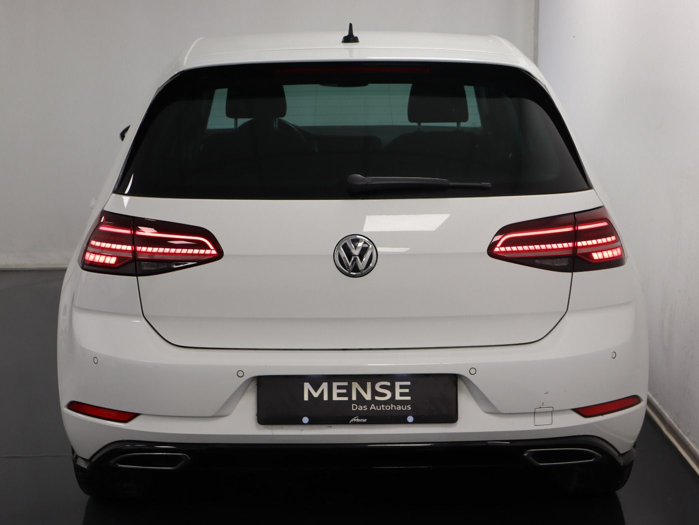 Fahrzeugabbildung Volkswagen Golf VII 1.5 TSI Highline R-LINE Navi LED 17Zoll
