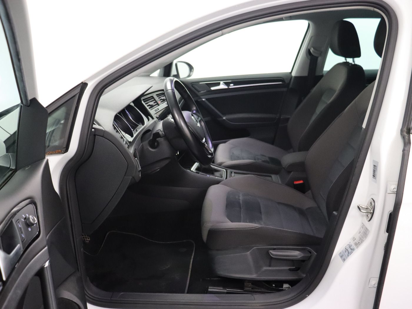 Fahrzeugabbildung Volkswagen Golf VII 1.5 TSI Highline R-LINE Navi LED 17Zoll