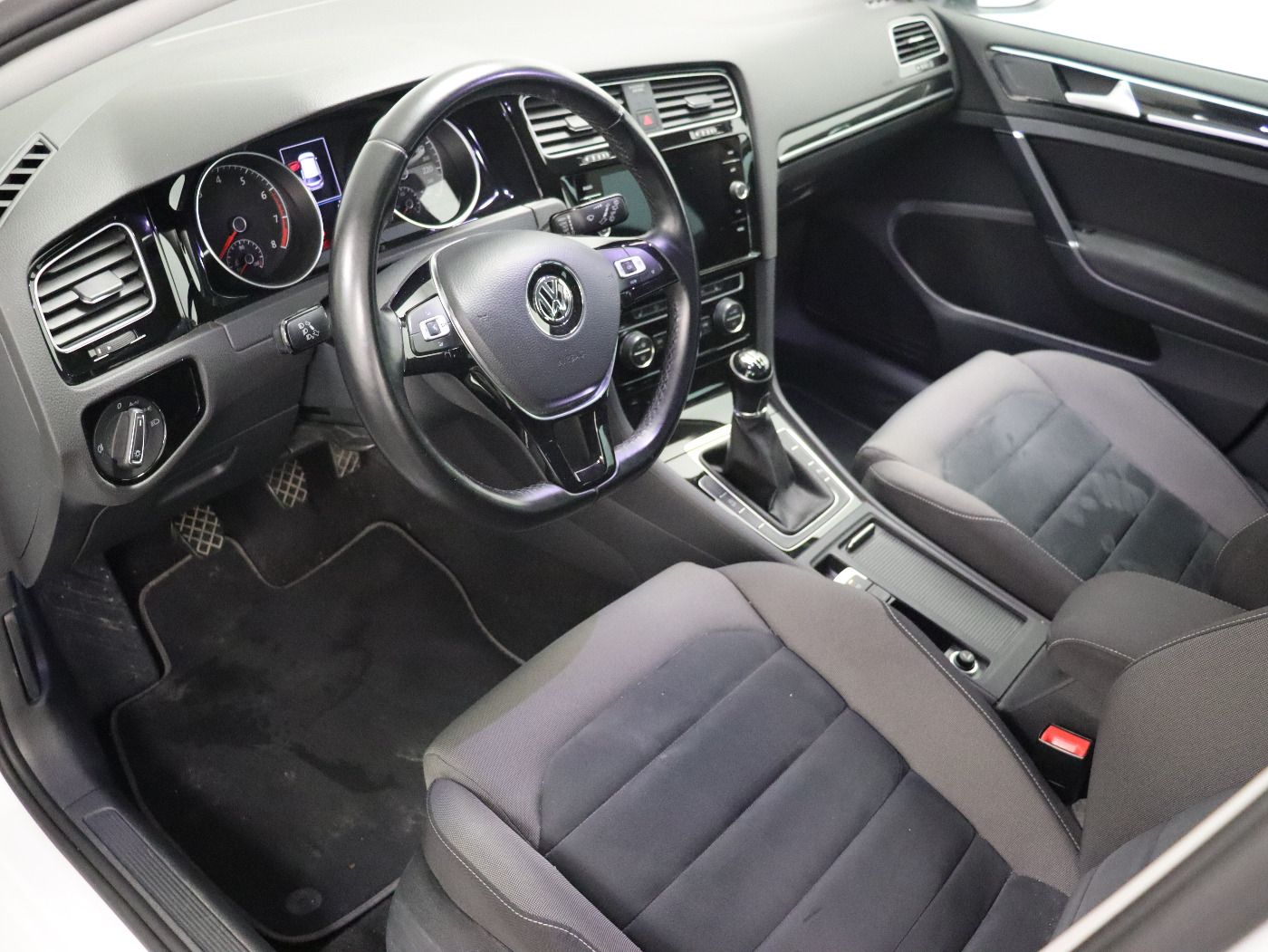 Fahrzeugabbildung Volkswagen Golf VII 1.5 TSI Highline R-LINE Navi LED 17Zoll