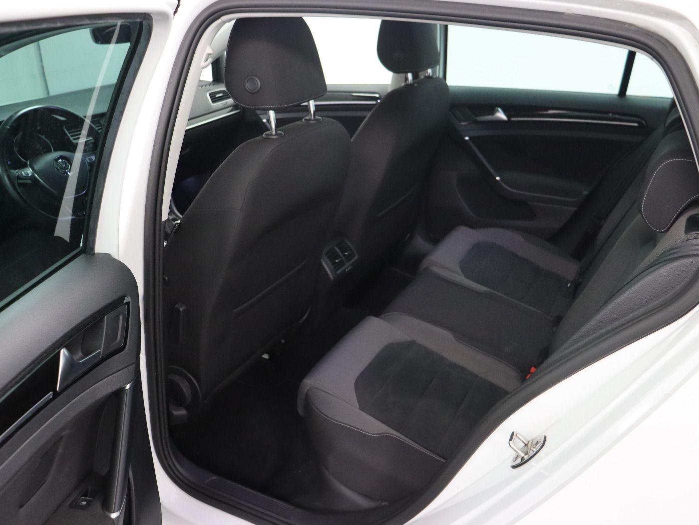 Fahrzeugabbildung Volkswagen Golf VII 1.5 TSI Highline R-LINE Navi LED 17Zoll