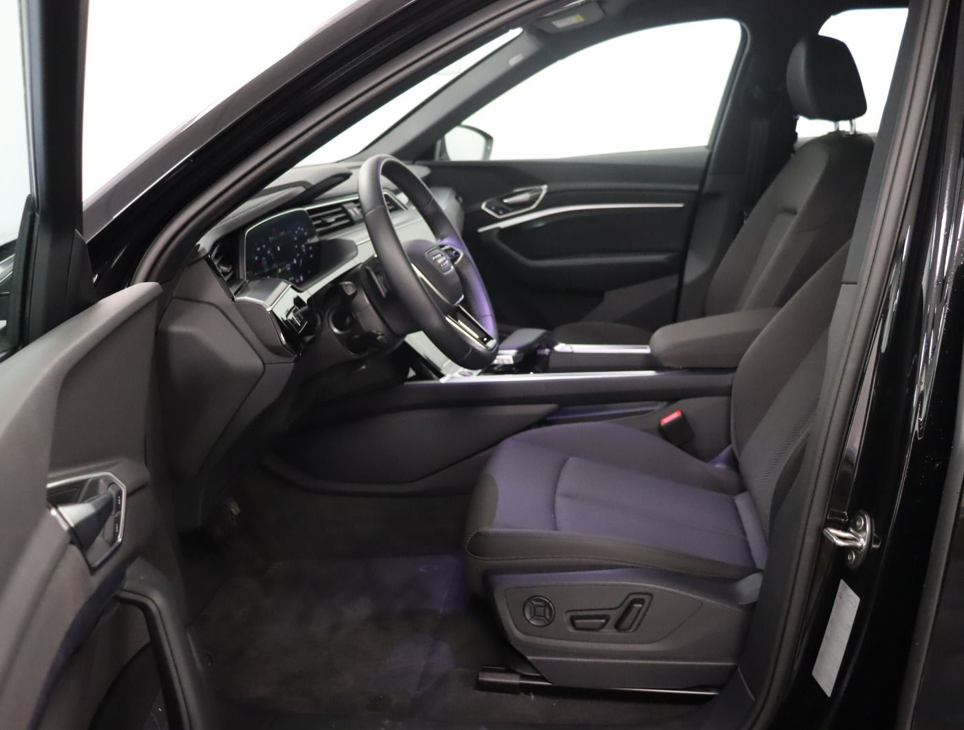 Fahrzeugabbildung Audi Q8 e-tron 55 quattro advanced |Matrix|Luft|ACC