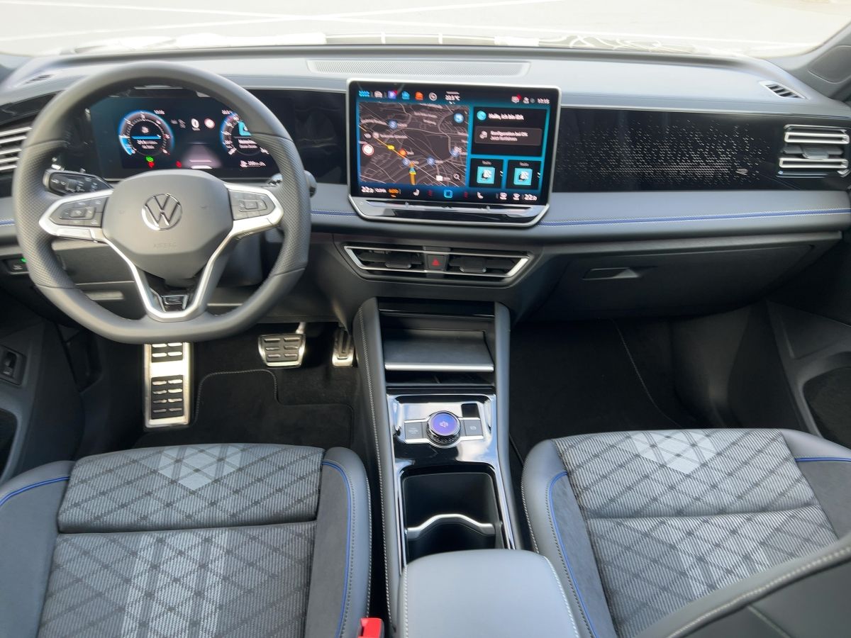 Fahrzeugabbildung Volkswagen Tiguan TDI DSG R-Line AHK Navi Black Style 360°