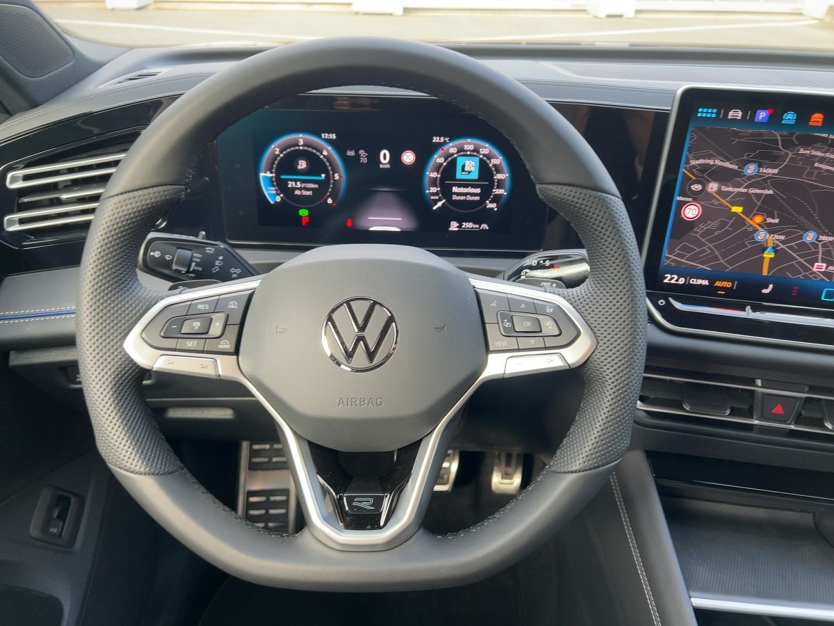 Fahrzeugabbildung Volkswagen Tiguan TDI DSG R-Line AHK Navi Black Style 360°