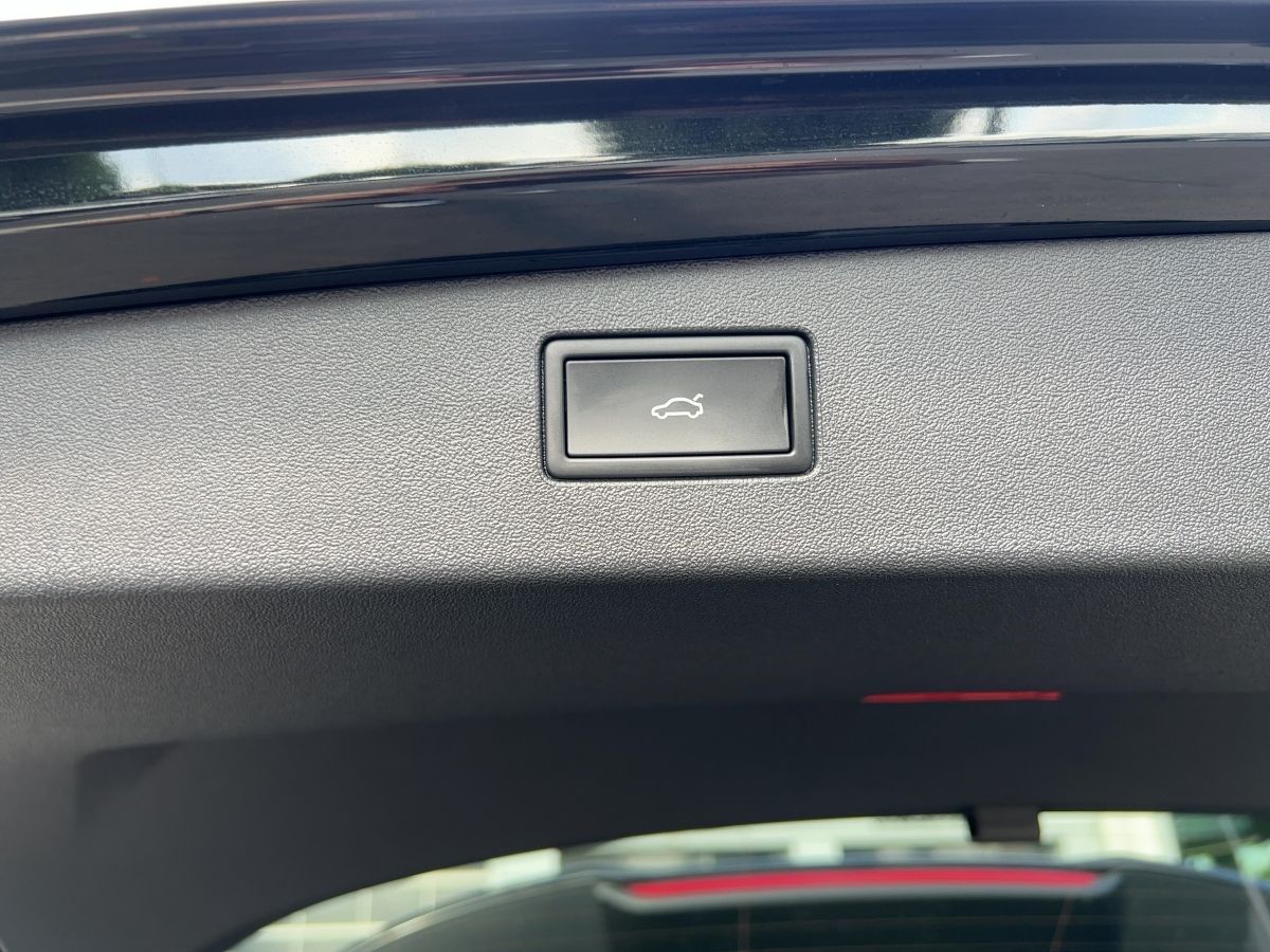Fahrzeugabbildung Volkswagen Tiguan TDI DSG R-Line AHK Navi Black Style 360°