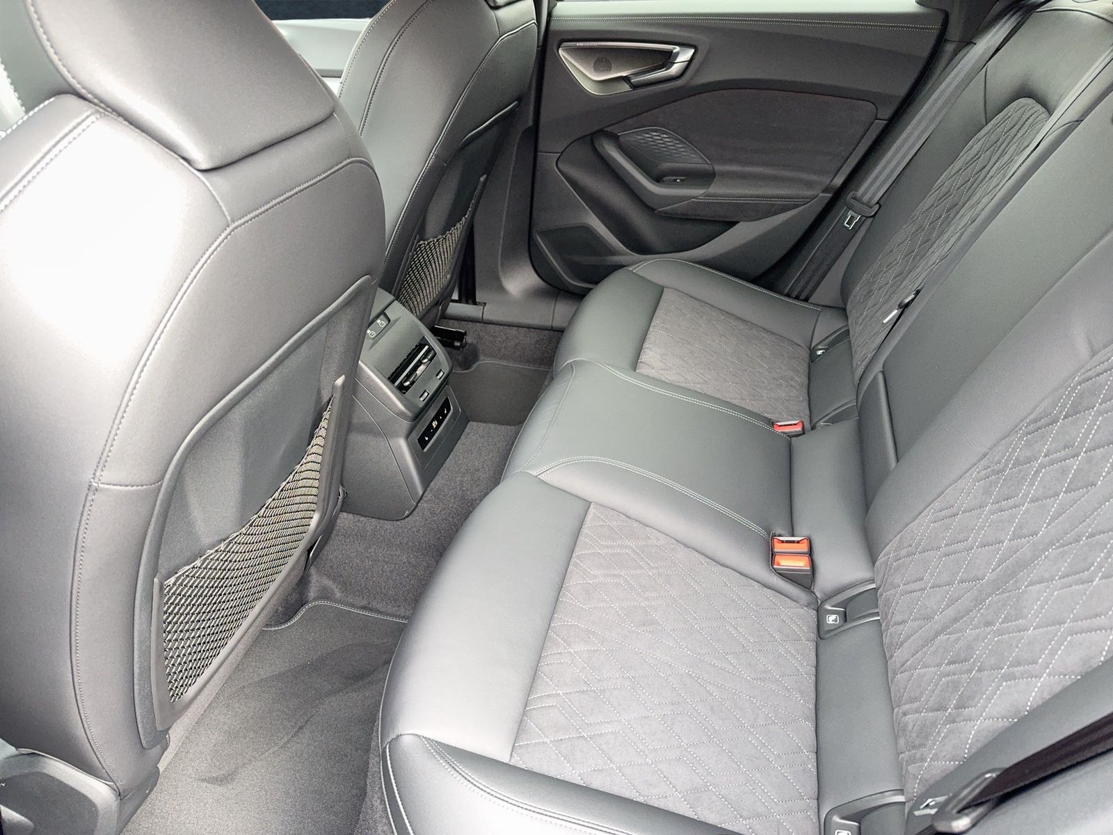 Fahrzeugabbildung Audi A5 Avant e-hybrid quattro 270 kW S tronic |AHK