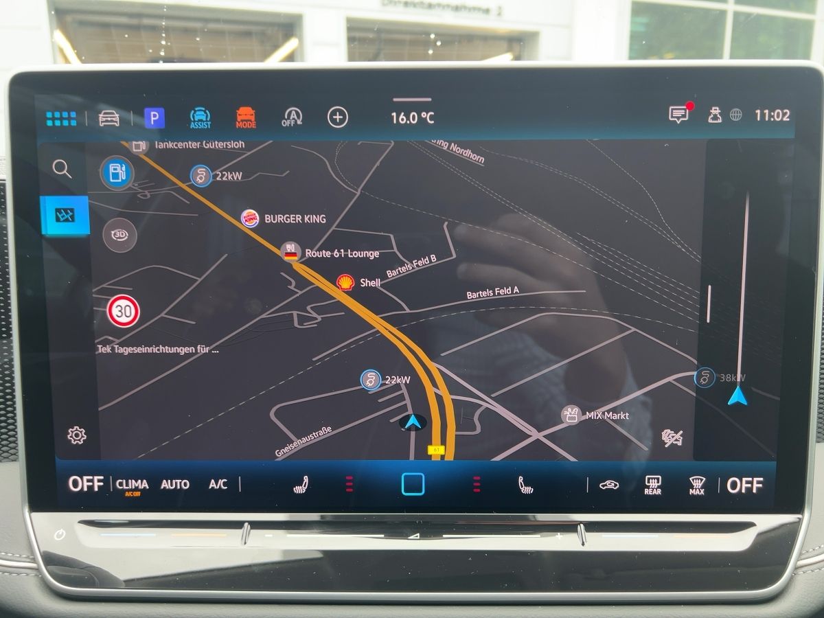 Fahrzeugabbildung Volkswagen Passat TDI Business AHK Navi HUD Winterräder DCC