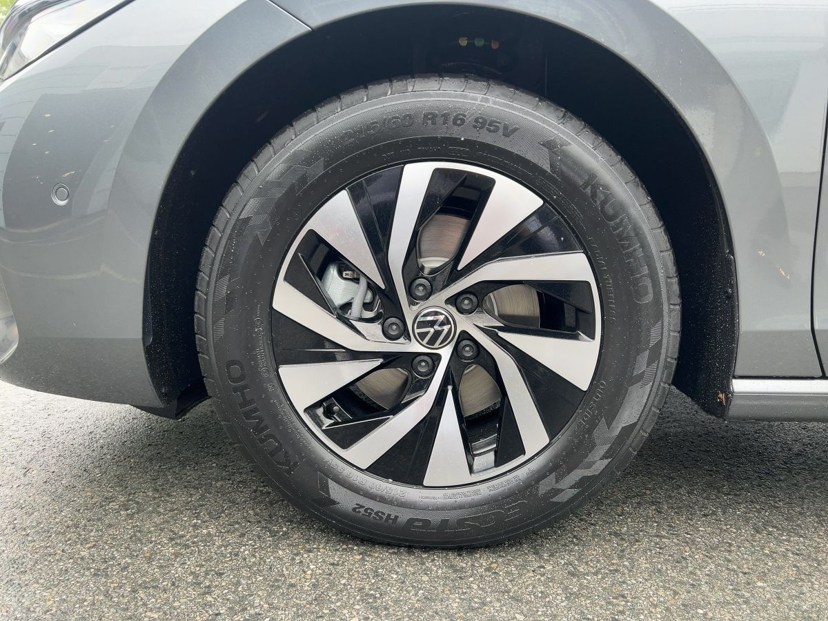 Fahrzeugabbildung Volkswagen Passat TDI Business AHK Navi HUD Winterräder DCC