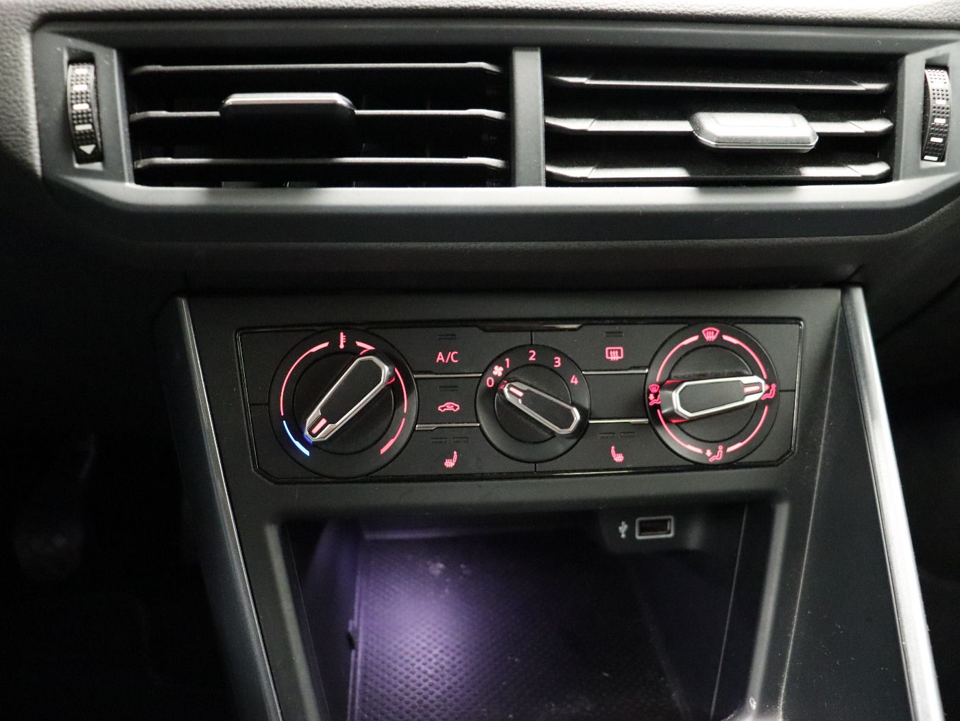 Fahrzeugabbildung Volkswagen Polo VI 1.0 TSI Highline SportSelect Fahrwerk