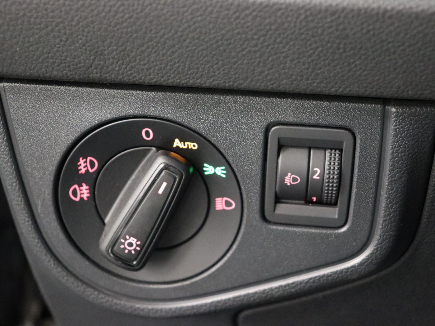 Fahrzeugabbildung Volkswagen Polo VI 1.0 TSI Highline SportSelect Fahrwerk