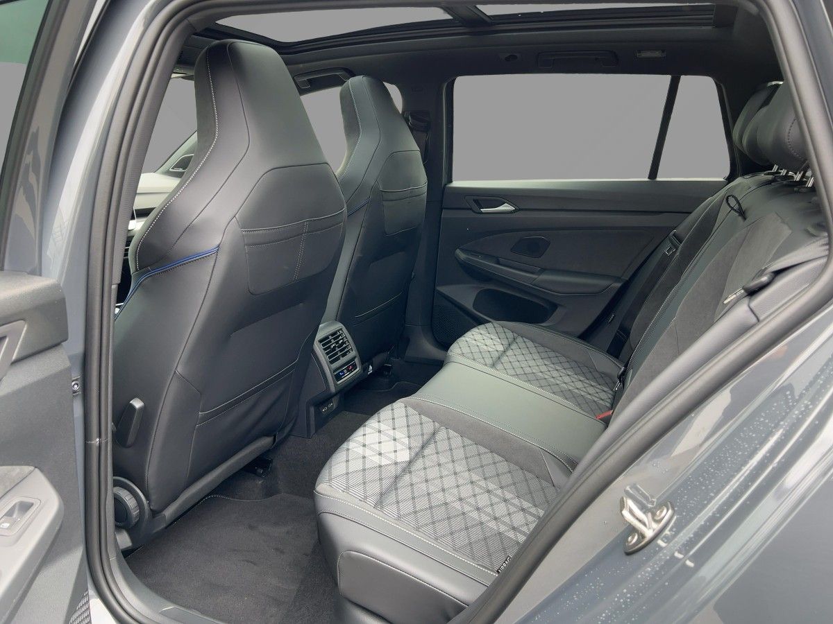 Fahrzeugabbildung Volkswagen Golf Variant 1.5 eTSI DSG R-Line AHK Pano Nav HU