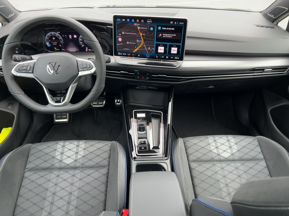 Fahrzeugabbildung Volkswagen Golf Variant 1.5 eTSI DSG R-Line AHK Pano Nav HU