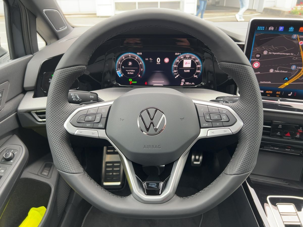 Fahrzeugabbildung Volkswagen Golf Variant 1.5 eTSI DSG R-Line AHK Pano Nav HU