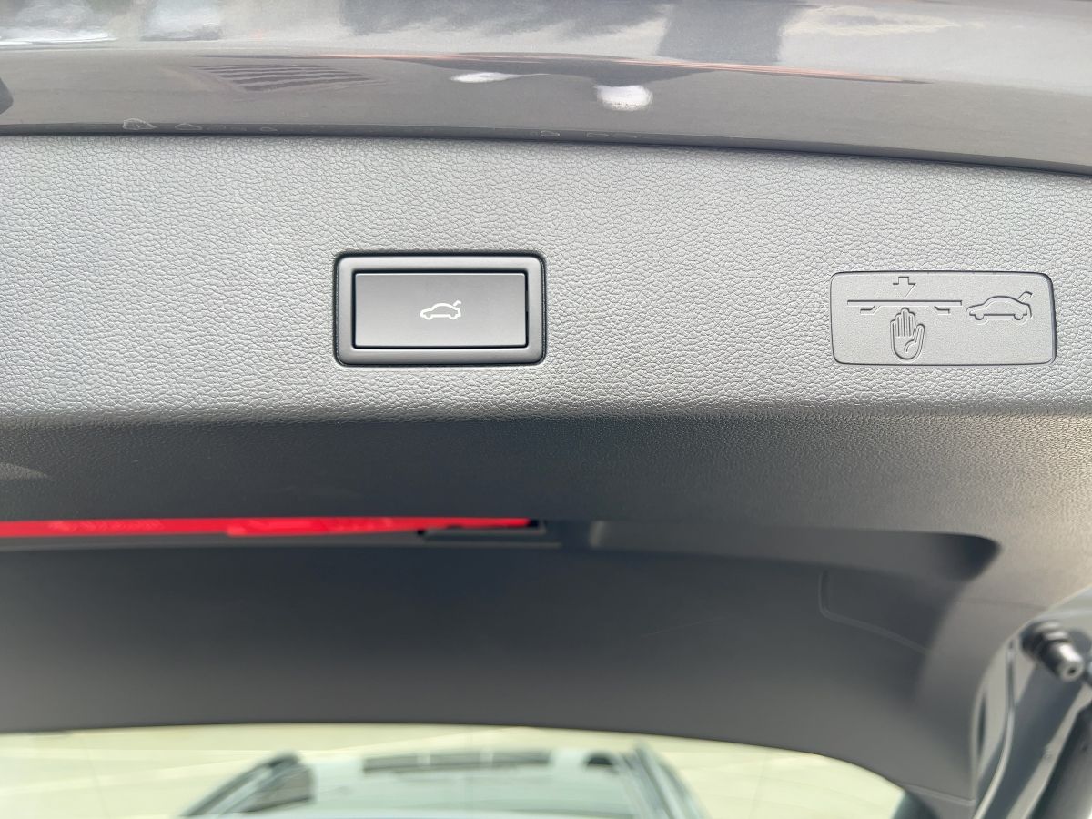 Fahrzeugabbildung Volkswagen Golf Variant 1.5 eTSI DSG R-Line AHK Pano Nav HU