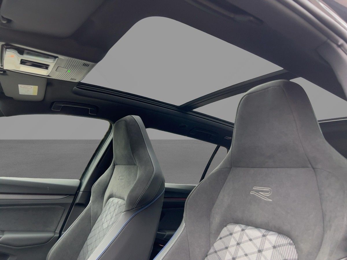 Fahrzeugabbildung Volkswagen Golf Variant 1.5 eTSI DSG R-Line AHK Pano Nav HU