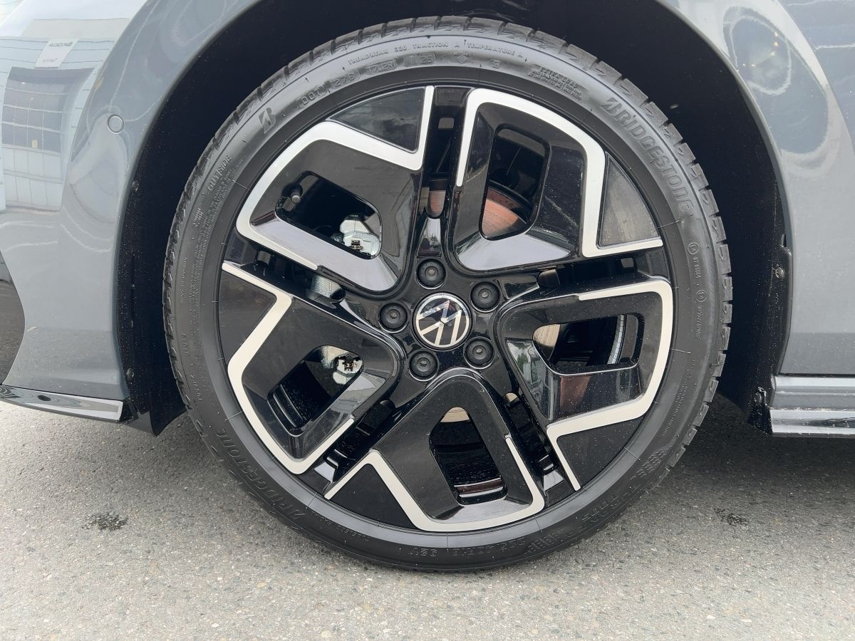 Fahrzeugabbildung Volkswagen Golf Variant 1.5 eTSI DSG R-Line AHK Pano Nav HU