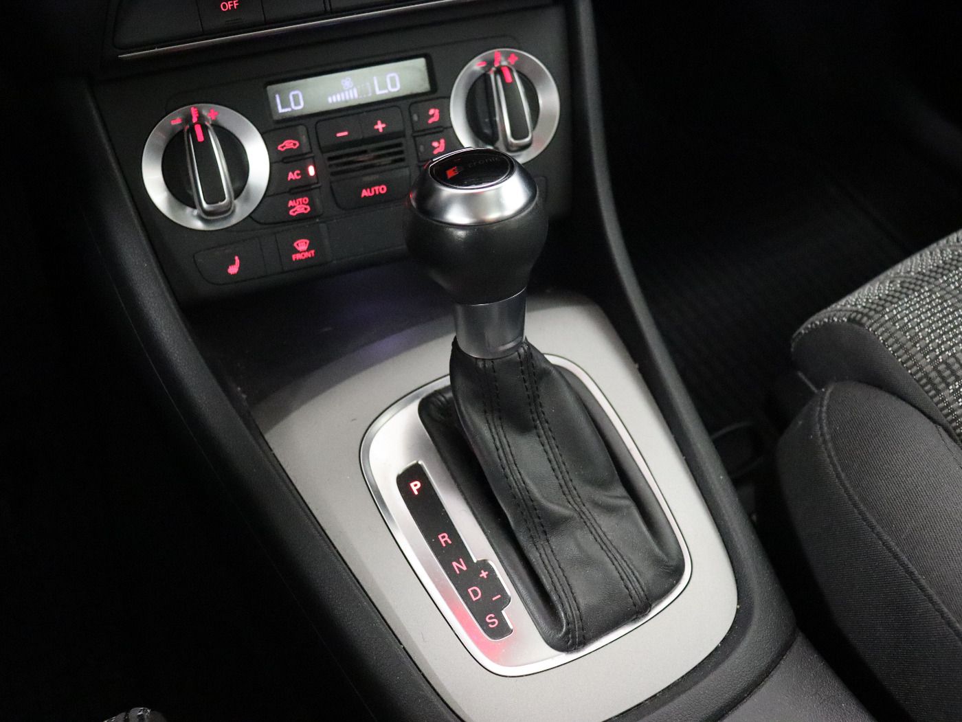 Fahrzeugabbildung Audi Q3 2.0 TDI quattro S tronic Pano|Navi|Xenon|PDC