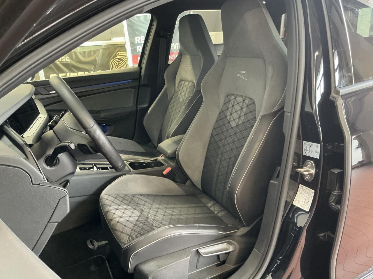 Fahrzeugabbildung Volkswagen Golf VIII Variant 2.0 TDI R-Line IQ.Light|Matrix