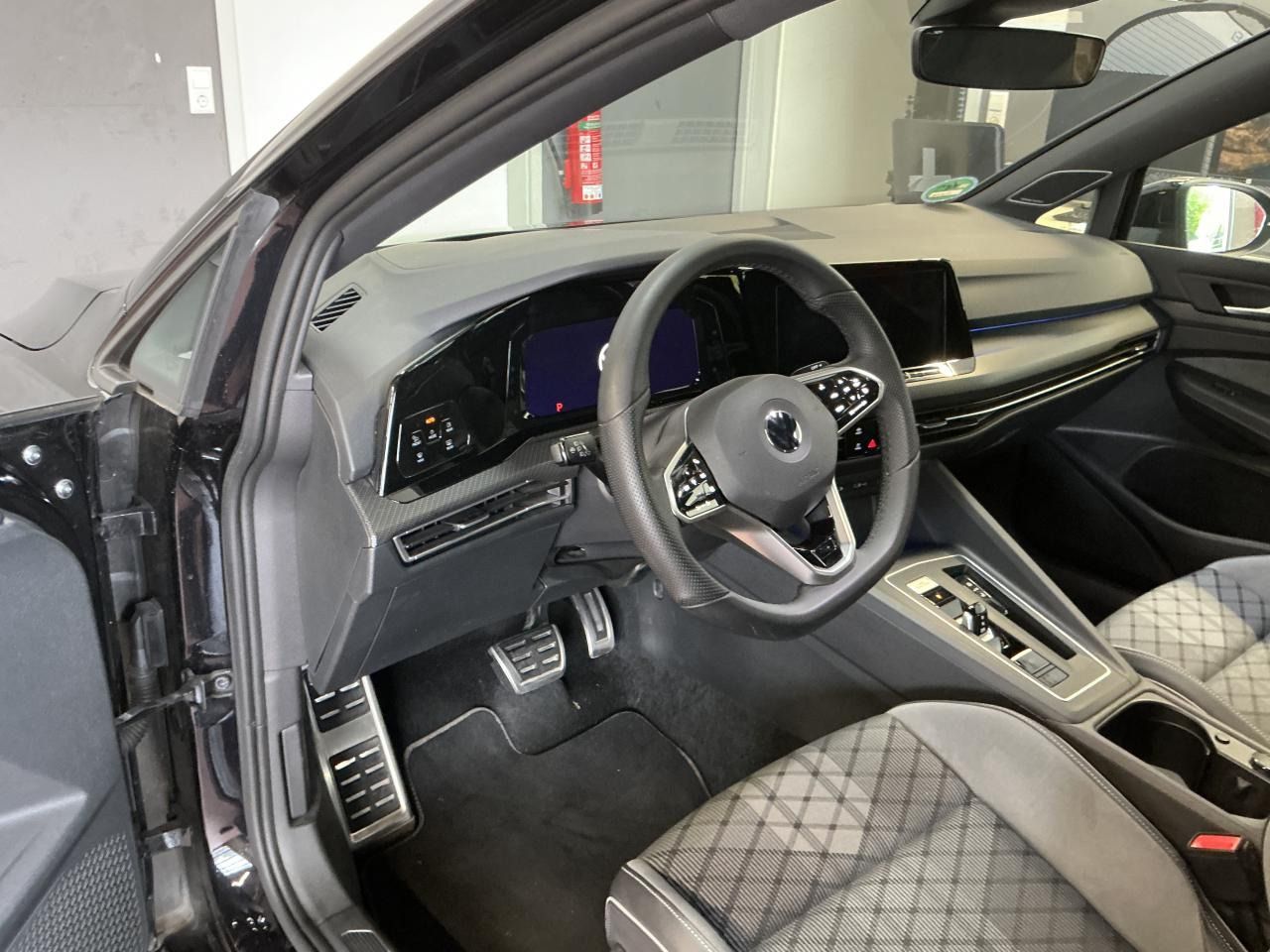 Fahrzeugabbildung Volkswagen Golf VIII Variant 2.0 TDI R-Line IQ.Light|Matrix