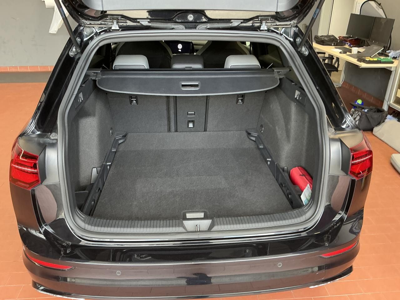 Fahrzeugabbildung Volkswagen Golf VIII Variant 2.0 TDI R-Line IQ.Light|Matrix