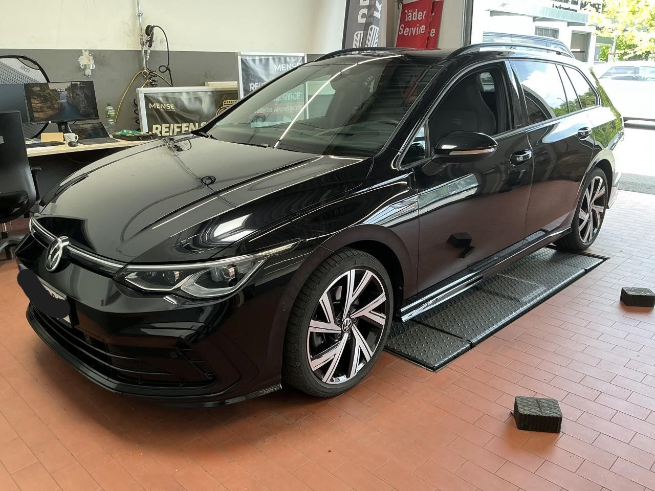 Fahrzeugabbildung Volkswagen Golf VIII Variant 2.0 TDI R-Line IQ.Light|Matrix