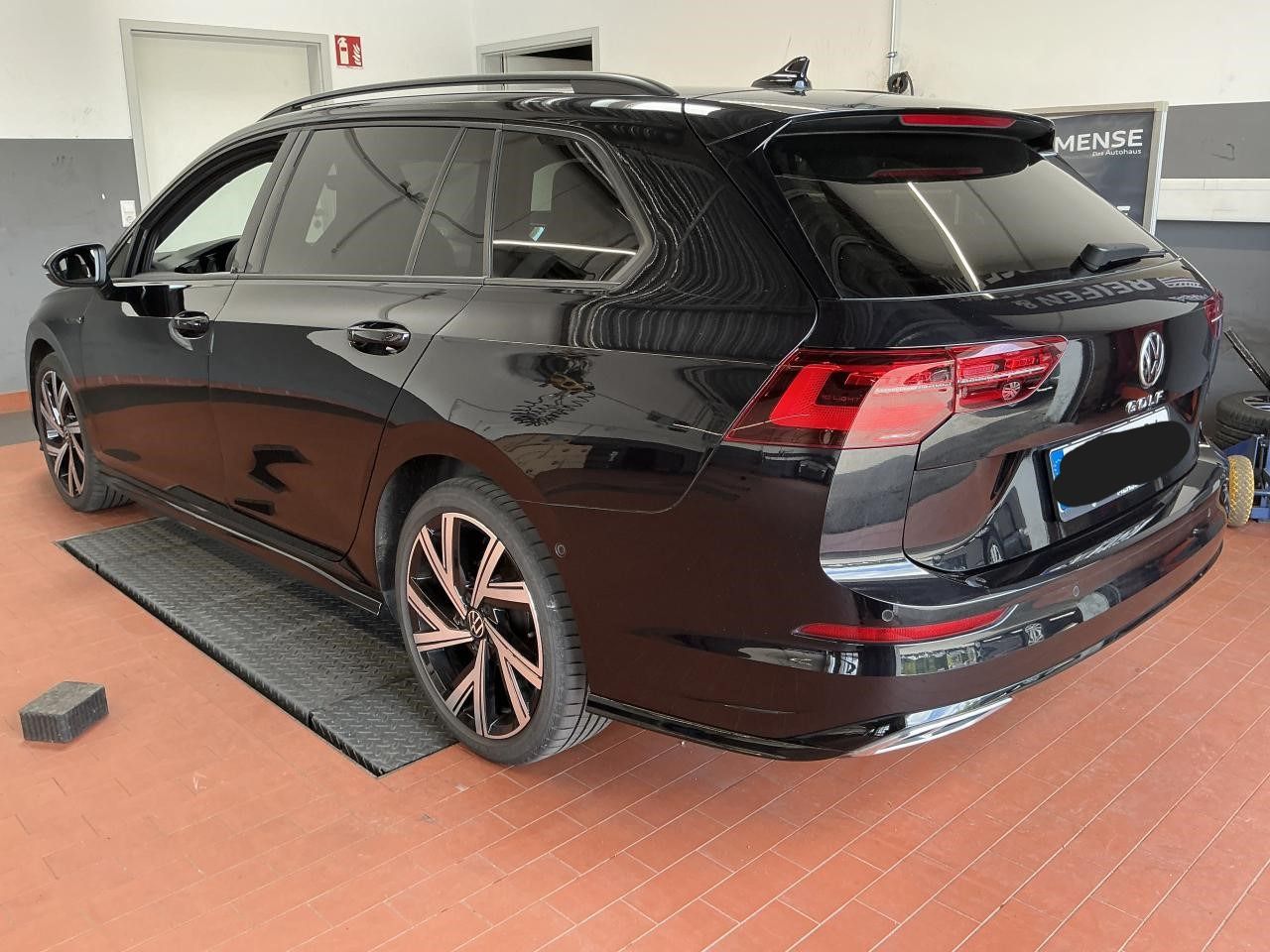 Fahrzeugabbildung Volkswagen Golf VIII Variant 2.0 TDI R-Line IQ.Light|Matrix