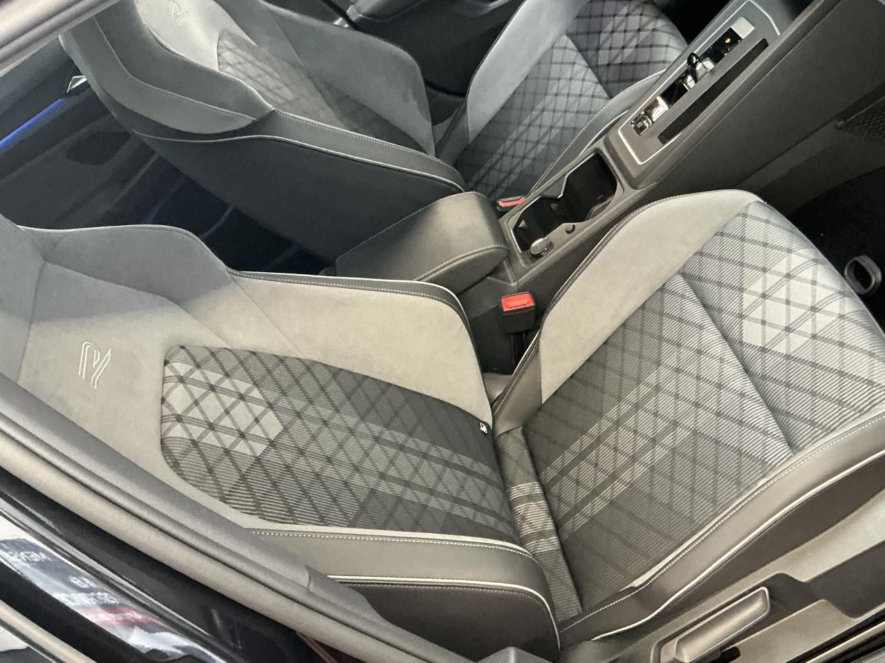 Fahrzeugabbildung Volkswagen Golf VIII Variant 2.0 TDI R-Line IQ.Light|Matrix