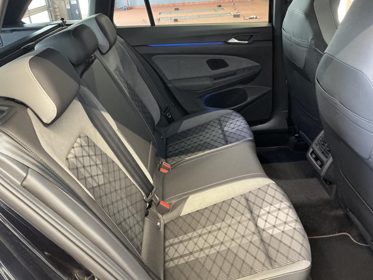 Fahrzeugabbildung Volkswagen Golf VIII Variant 2.0 TDI R-Line IQ.Light|Matrix