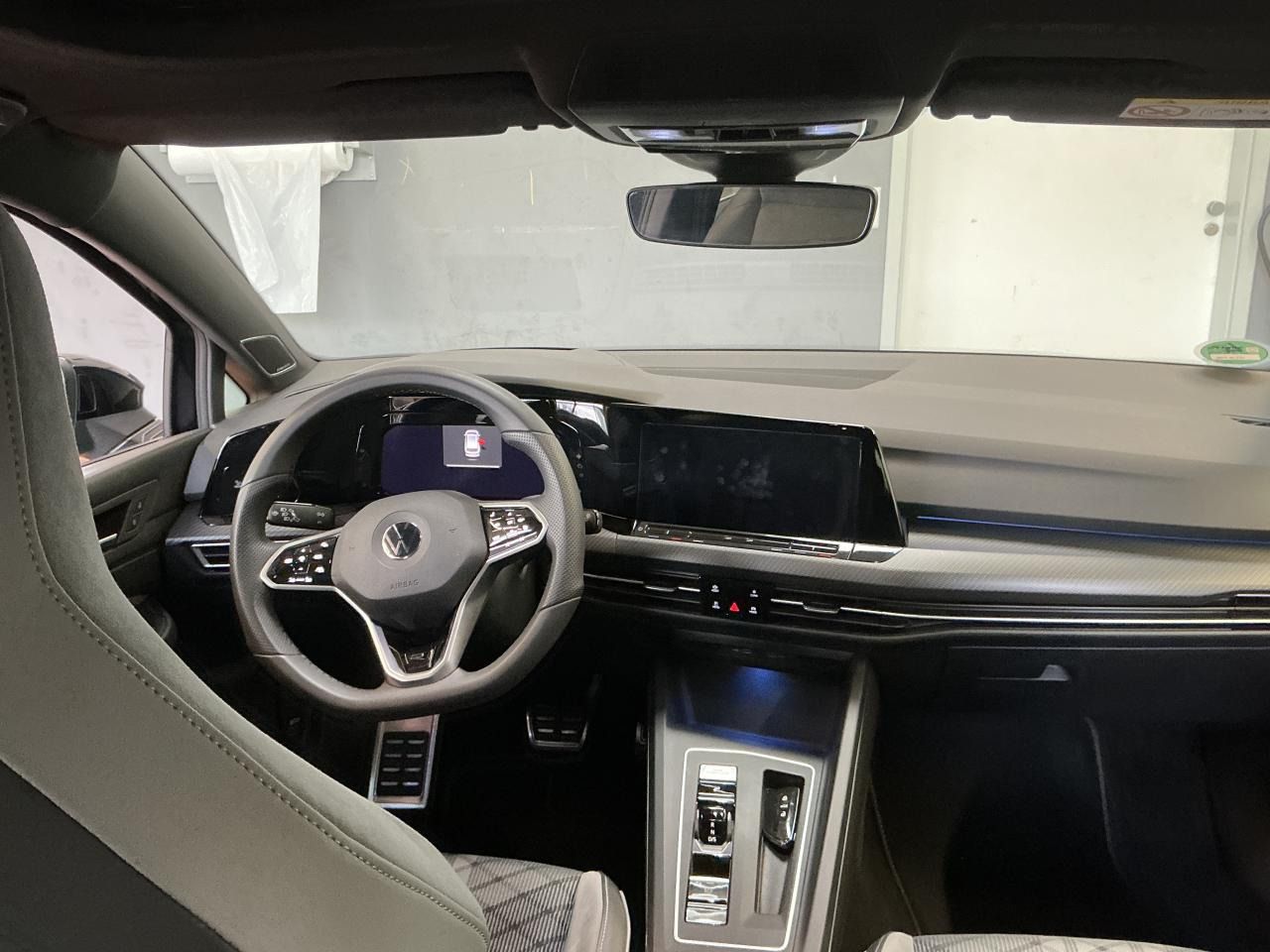 Fahrzeugabbildung Volkswagen Golf VIII Variant 2.0 TDI R-Line IQ.Light|Matrix