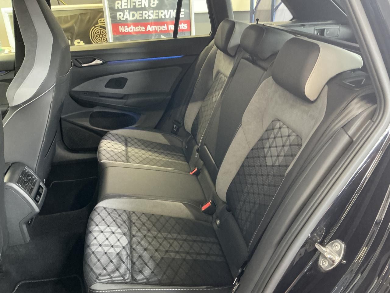 Fahrzeugabbildung Volkswagen Golf VIII Variant 2.0 TDI R-Line IQ.Light|Matrix
