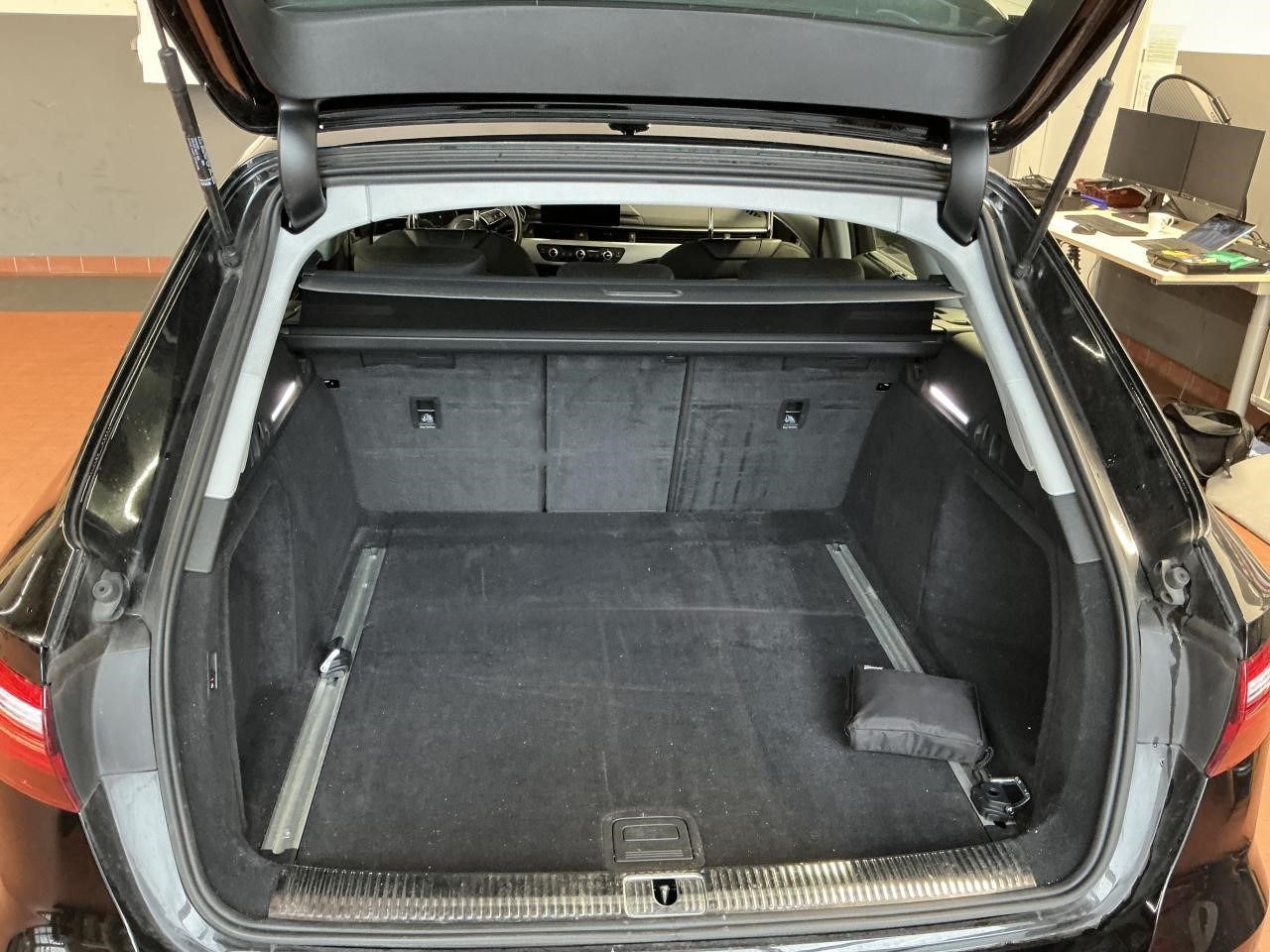 Fahrzeugabbildung Audi A4 35 2.0 TDI Avant AHK|LED|Navi|Akustikglas|PDC
