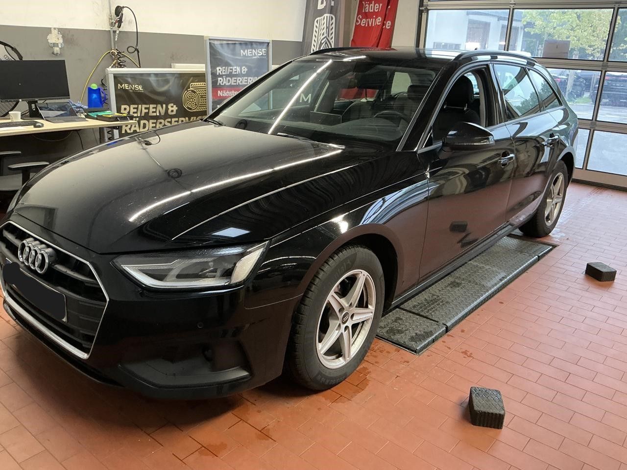 Fahrzeugabbildung Audi A4 35 2.0 TDI Avant AHK|LED|Navi|Akustikglas|PDC