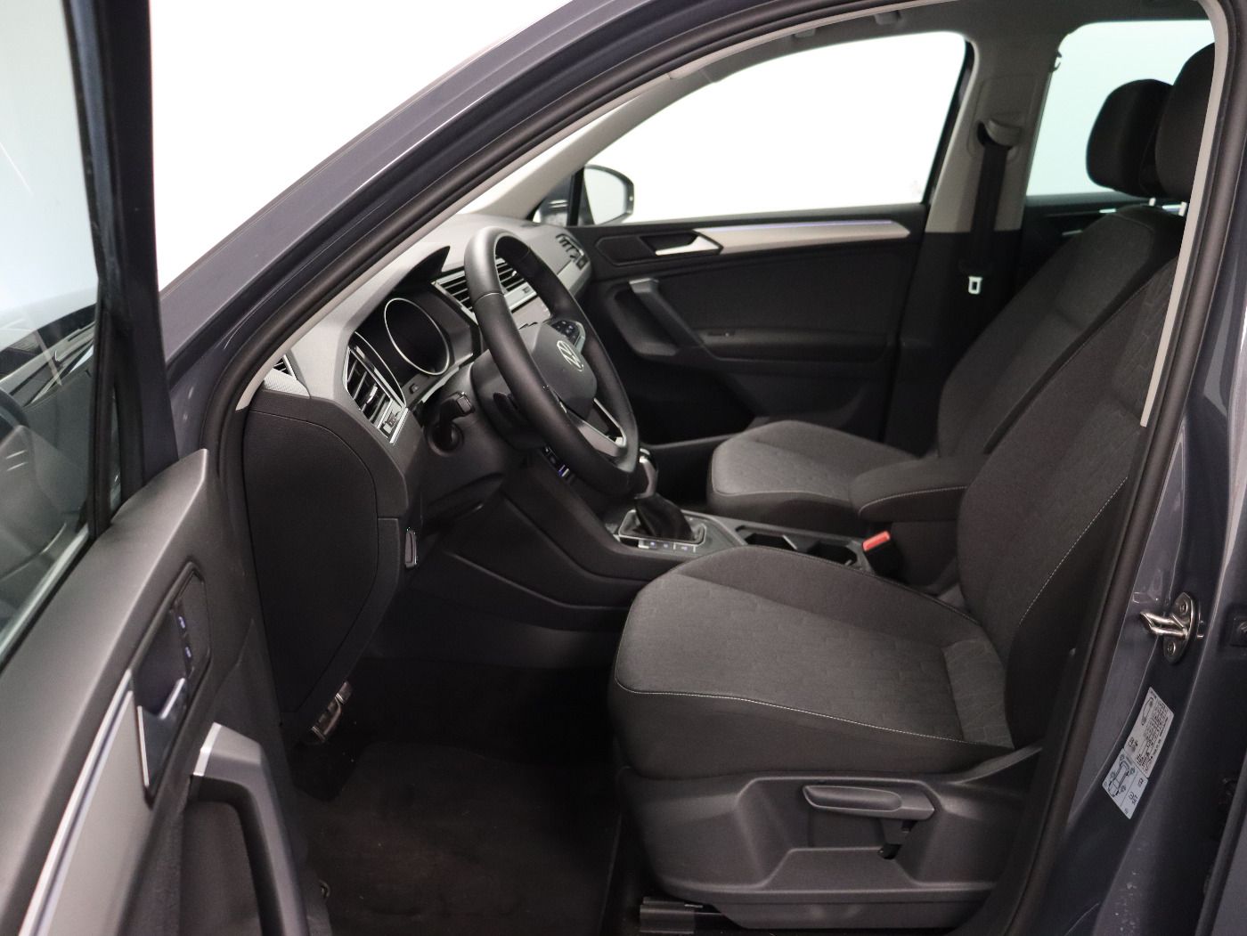 Fahrzeugabbildung Volkswagen Tiguan 1.5 TSI DSG MOVE CarPlay|4xSHZG|ACC|LED