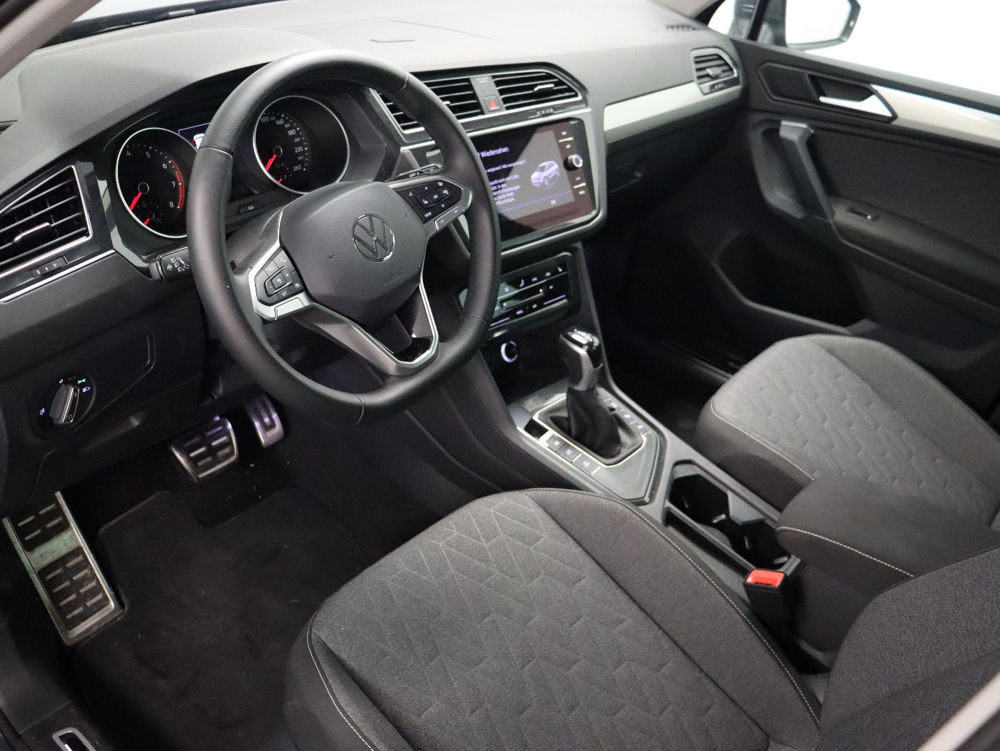 Fahrzeugabbildung Volkswagen Tiguan 1.5 TSI DSG MOVE CarPlay|4xSHZG|ACC|LED
