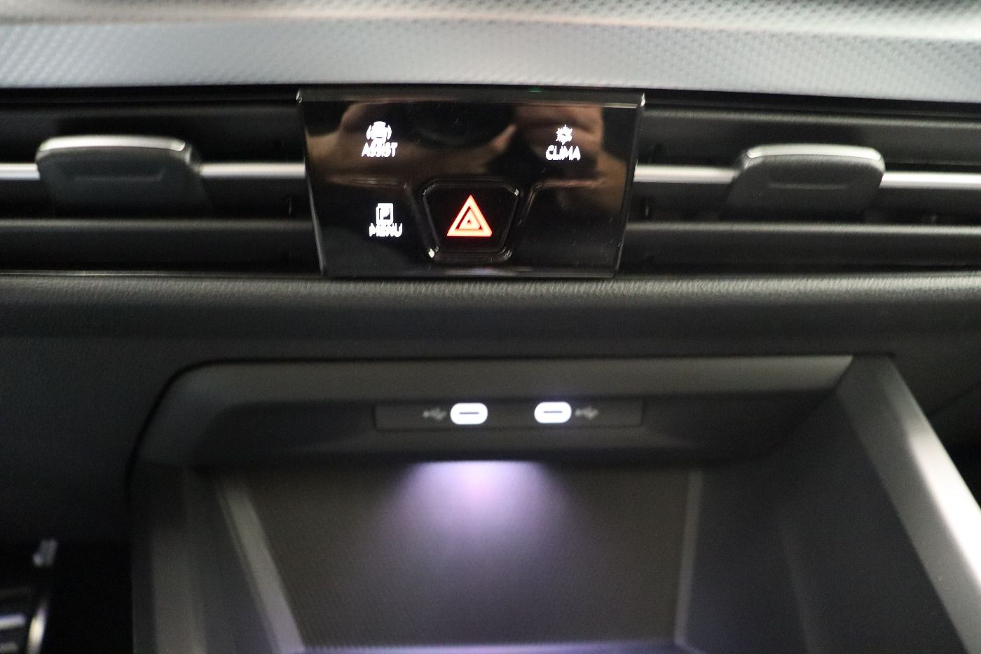 Fahrzeugabbildung Volkswagen Golf VIII Variant 1.5 e TSI DSG GOAL CarPlay|AHK