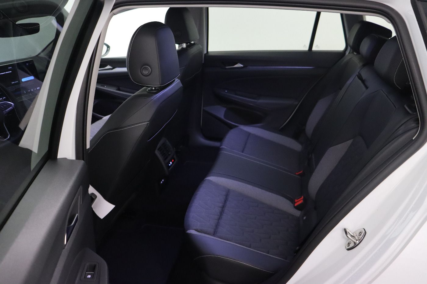 Fahrzeugabbildung Volkswagen Golf VIII Variant 1.5 e TSI DSG GOAL CarPlay|AHK