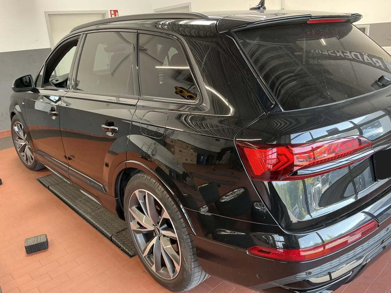 Fahrzeugabbildung Audi Q7 55 TFSI e quattro tiptronic S line Matrix|Luf