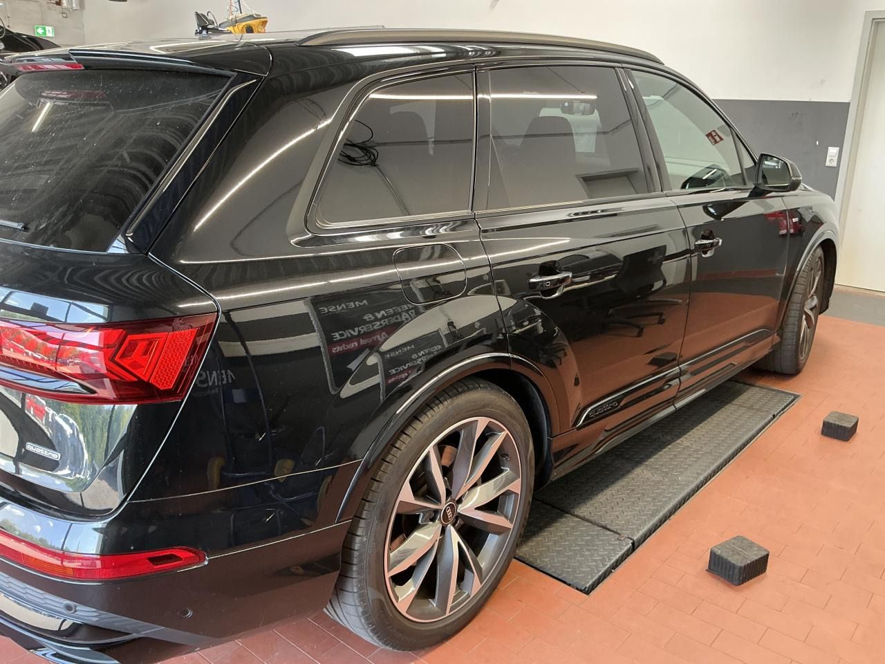Fahrzeugabbildung Audi Q7 55 TFSI e quattro tiptronic S line Matrix|Luf