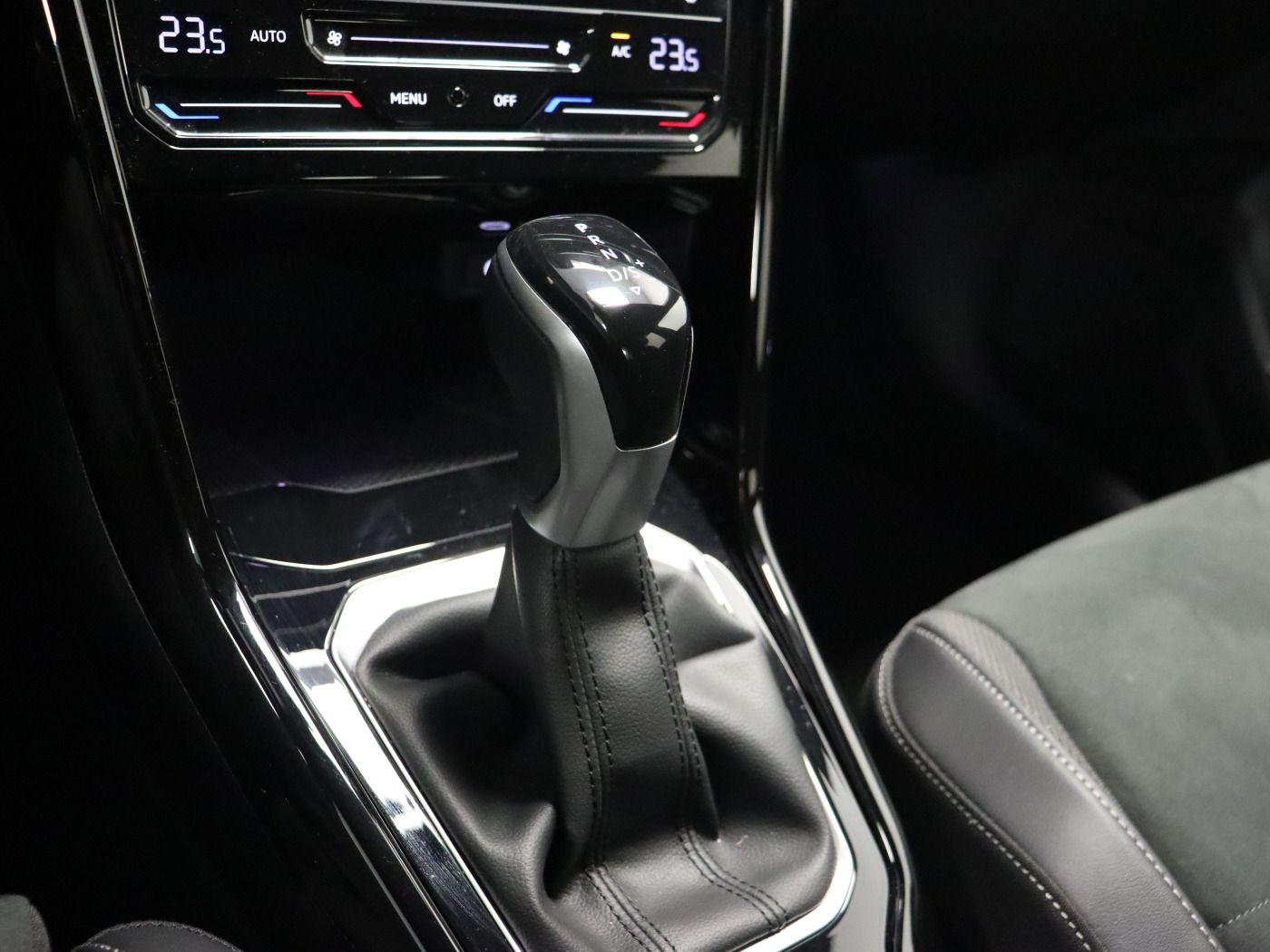 Fahrzeugabbildung Volkswagen T-Roc 2.0 TDI DSG R-Line |ACC|VirtualCP|FLA|LED
