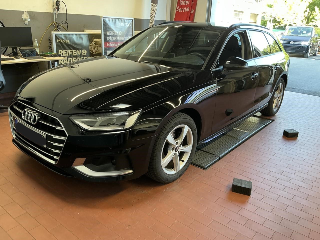 Fahrzeugabbildung Audi A4 Avant 35 TDI advanced S tronic CarPlay|AHK|LE