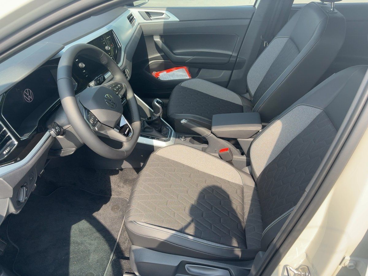 Fahrzeugabbildung Volkswagen Polo ENERGY 1.0 l TSI OPF 5-Gang Navi KameraSHZG - mit KI generiert/bearbeitet