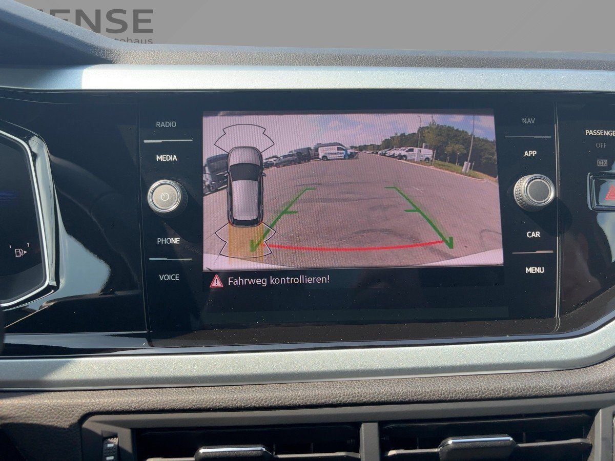 Fahrzeugabbildung Volkswagen Polo ENERGY 1.0 l TSI OPF 5-Gang Navi KameraSHZG - mit KI generiert/bearbeitet