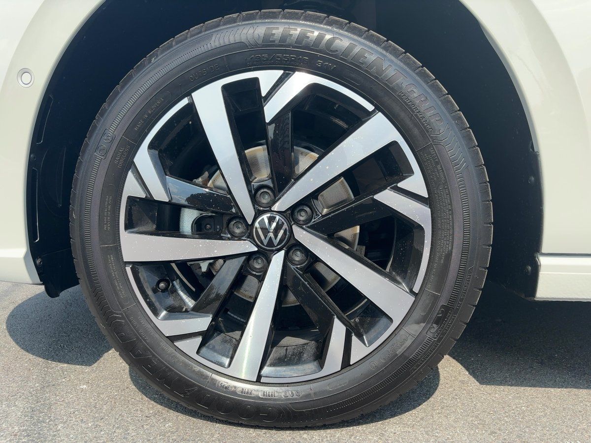 Fahrzeugabbildung Volkswagen Polo ENERGY 1.0 l TSI OPF 5-Gang Navi KameraSHZG - mit KI generiert/bearbeitet
