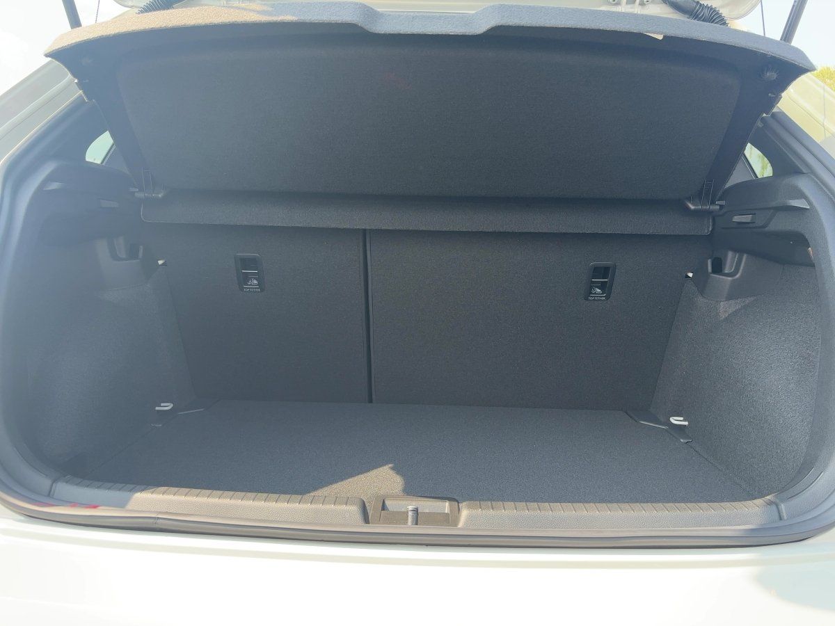 Fahrzeugabbildung Volkswagen Polo ENERGY 1.0 l TSI OPF 5-Gang Navi KameraSHZG - mit KI generiert/bearbeitet