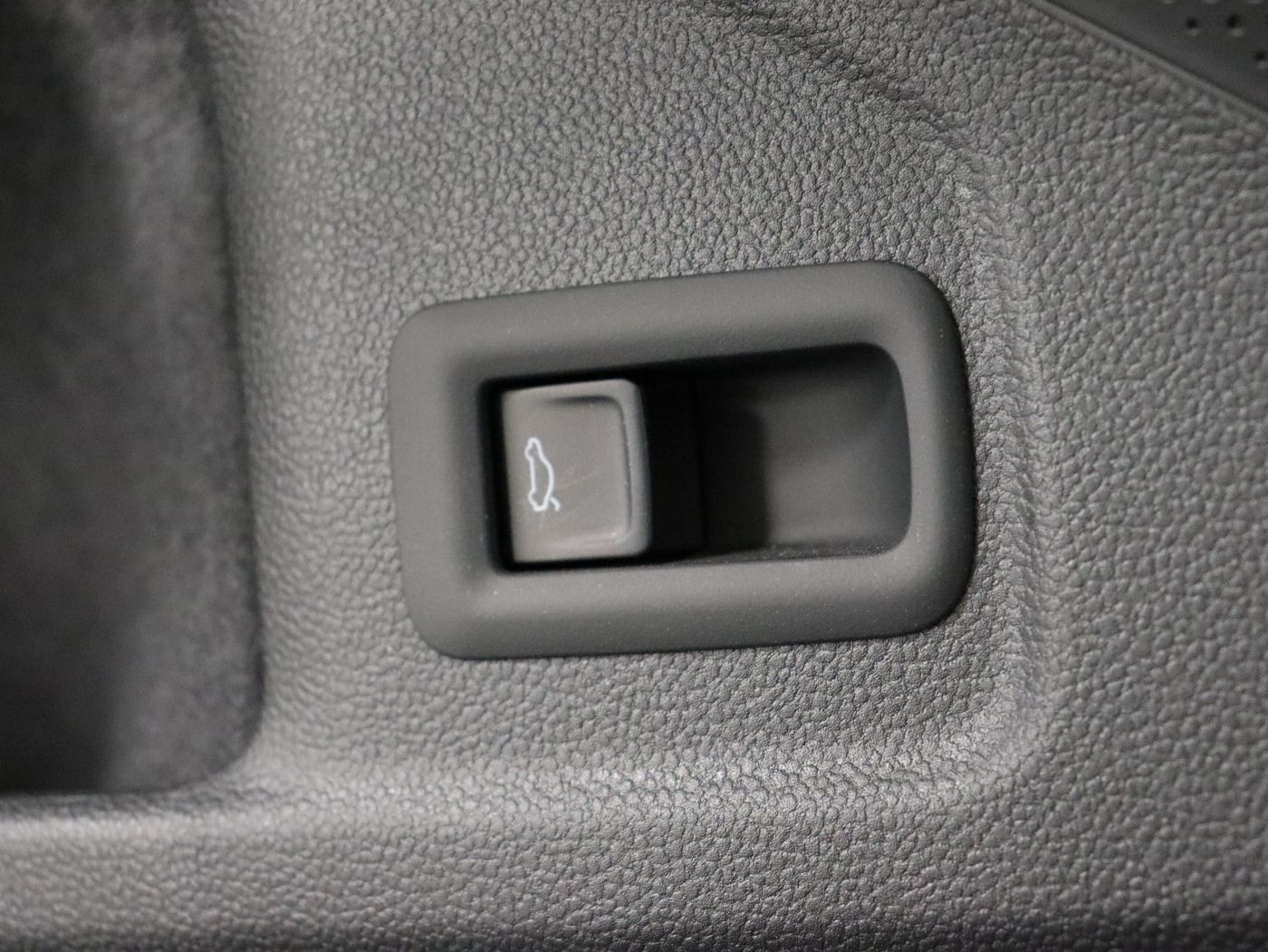 Fahrzeugabbildung Volkswagen Passat Variant 1.5 eTSI DSG Business CarPlay|HUD